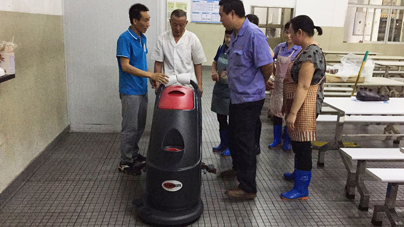 全自動(dòng)洗地機(jī).jpg
