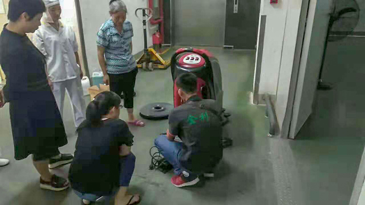 不同地面的清洗應(yīng)如何選購全自動(dòng)洗地機(jī)配件