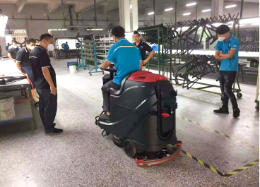 駕駛式洗地機(jī)不但清潔效果很棒，沒想到抑塵效果更明顯！